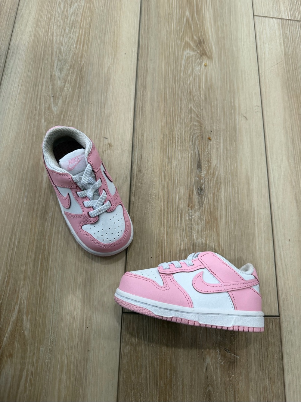 Nike Baby Pink and White Low-Top Sneakers (baby)